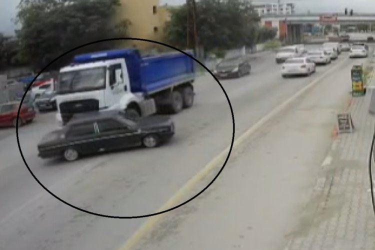 Hafriyat kamyonu, otomobili oyuncak araba gibi önüne aldı: O anlar kamerada