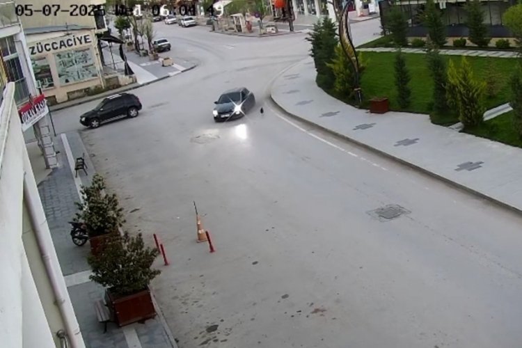 Alkollü sürücü önce kaldırıma sonra yolun karşısındaki iş yerinin saksılarına çarptı