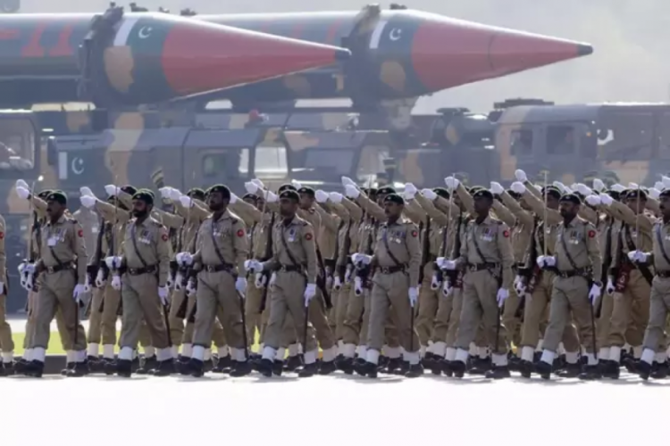Pakistan, Hindistan'ın saldırıları sonrası orduya "karşılık verme" yetkisi verdi