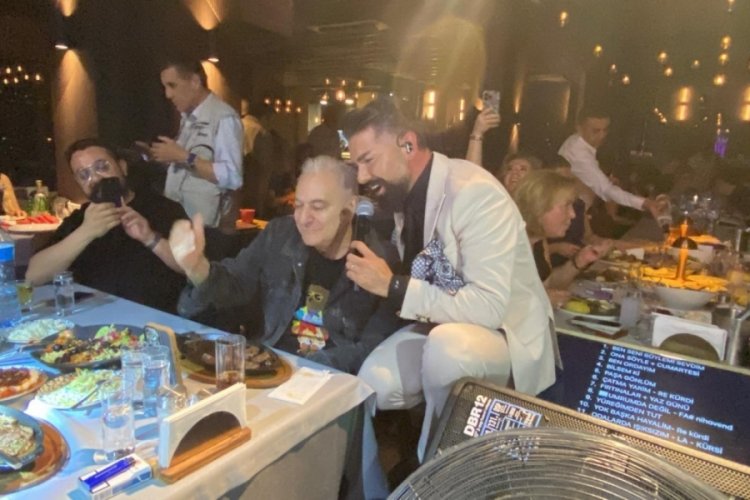 Mehmet Çevik'i sahnesinde ünlü şovmen Mehmet Ali Erbil yalnız bırakmadı