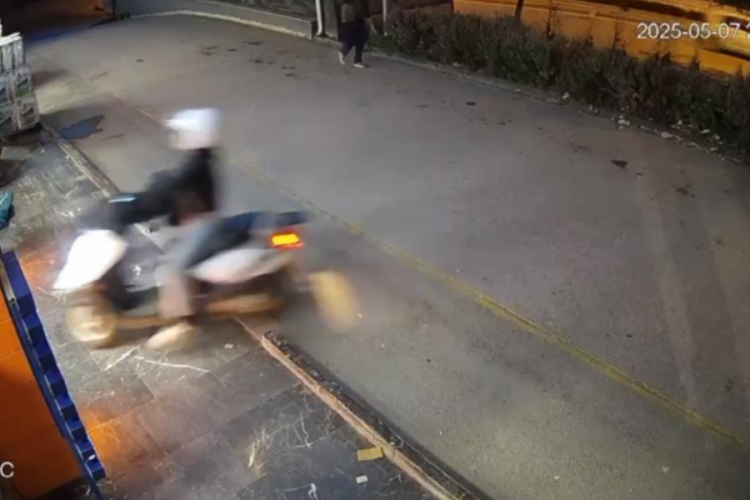 Motosiklet mağaza camından içeri daldı