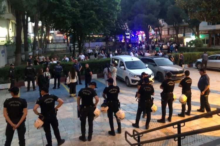 İzmir'de Cumhurbaşkanı'na hakaret içerikli duvar yazısı yazan 4 şüpheli tutuklandı