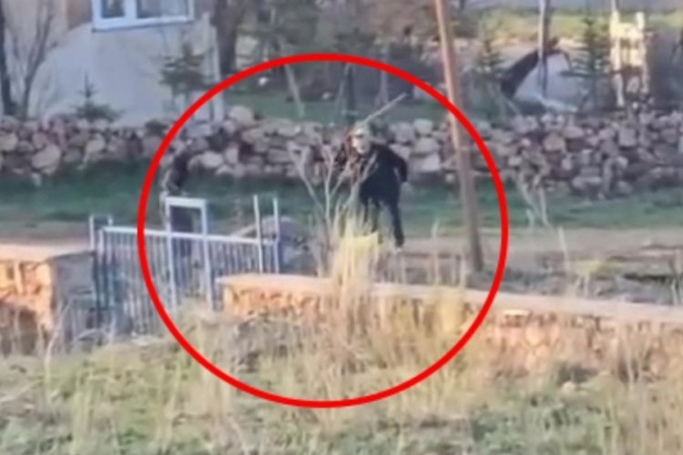 Sinirlenip eşeği dövdü!