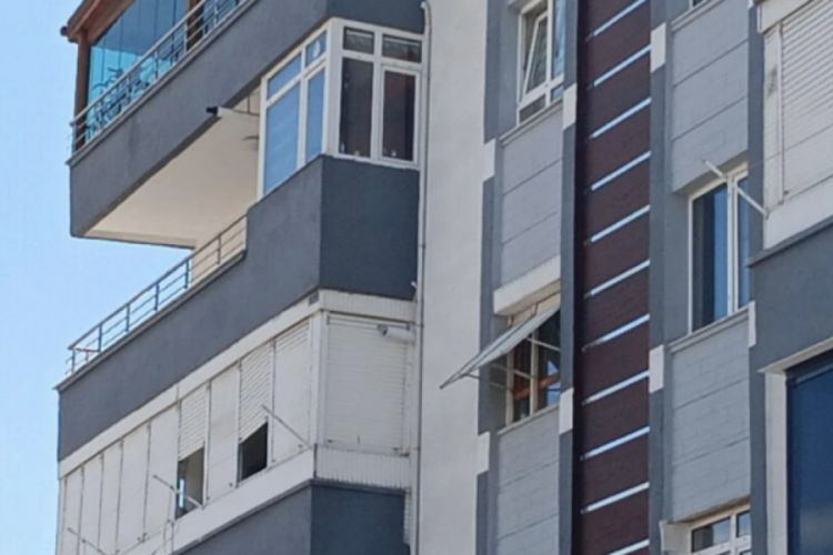 Ailesine sinirlendi! 4. kattan atladı