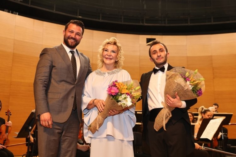 Nilüfer Senfoni Orkestrası ilk konserinde Gülsin Onay'ı ağırladı