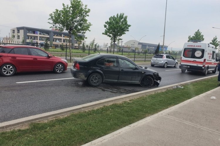 Bursa'da hızını alamayıp bariyerlere çarptı!
