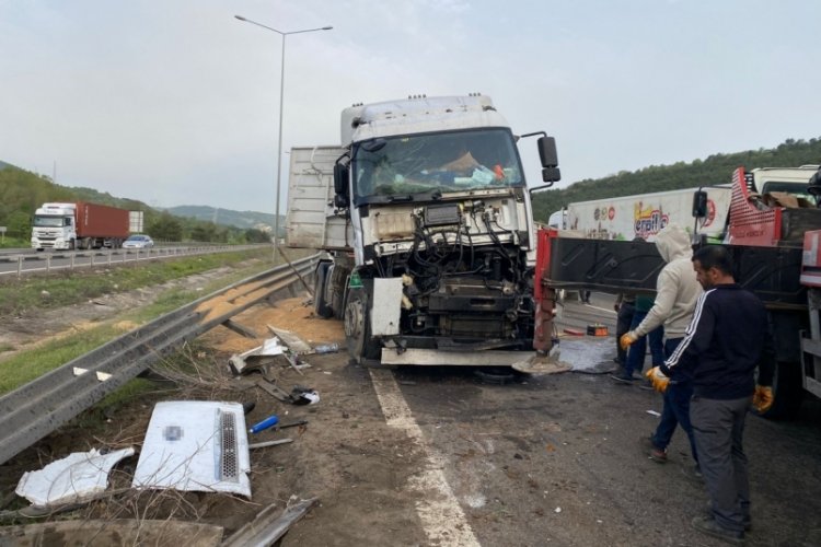 TEM'de sürücüsünün uyuduğu iddia edildi! Buğday yüklü tır...