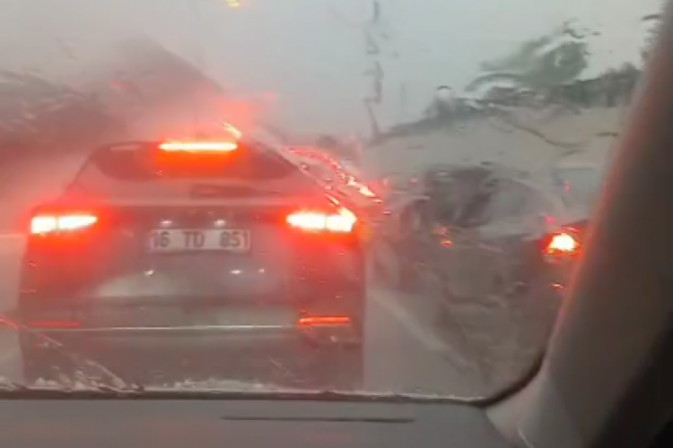 Bursa'yı dolu vurdu! Mermi gibi yağdı, sürücüler zor anlar yaşadı...