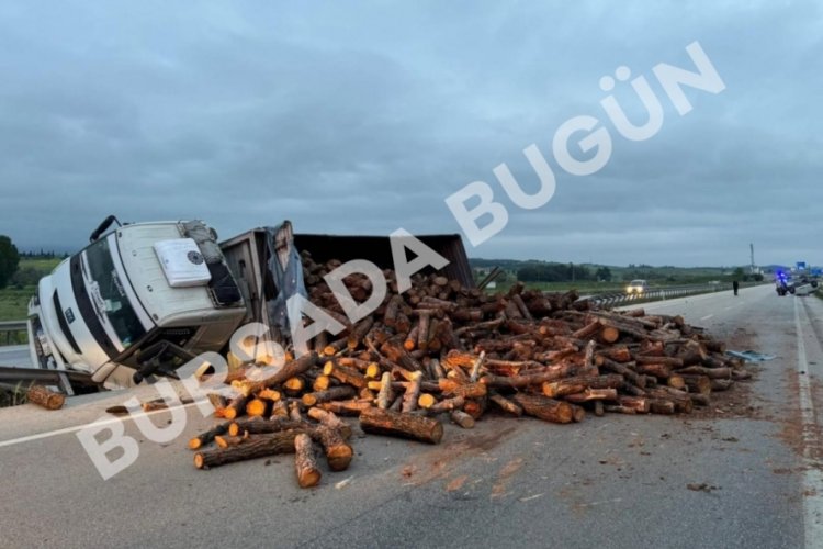 Bursa'da tonlarca yük yola saçıldı! Faciadan dönüldü...