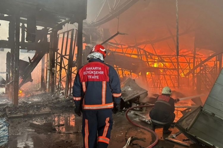 Sakarya'daki korkutan fabrika yangını güçlükle kontrol altına alındı
