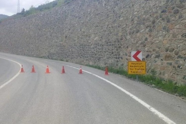 Gümüşhane'de heyelan: Mahalle yolu ulaşıma kapatıldı