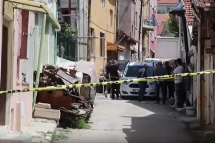 Yalnız yaşadığı evinde ölü bulundu
