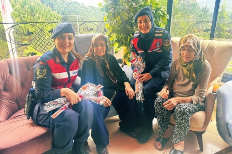 Bursa İl Jandarma'dan huzurevi sakinlerine anlamlı anneler günü ziyareti