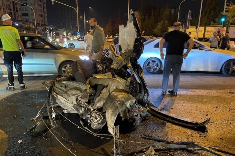 Mersin'de feci kaza: Otomobil ikiye bölündü, 3 kişi yaralandı