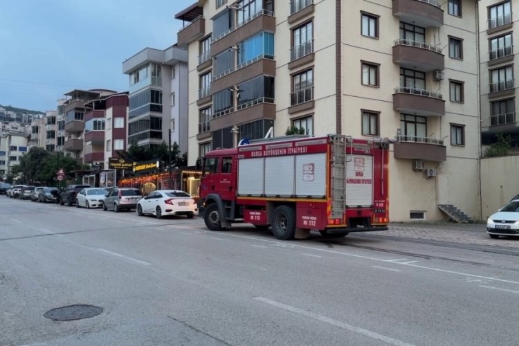 Bursa'da otomobilin motoruna giren kedi, yaklaşık 2 saat sonra çıkarıldı