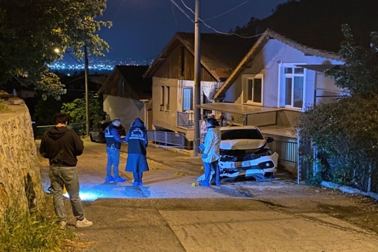 Kurşun yağmuruna tutulan otomobil kaza yaptı: 1 ağır yaralı