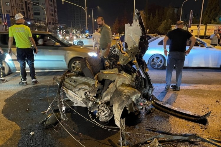 Otomobil kaza sonrası ikiye bölündü!