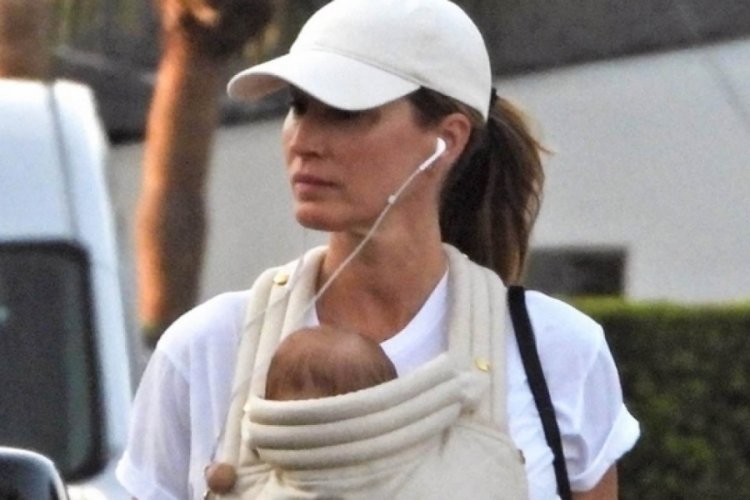 Gisele Bündchen bebeğiyle yürüyüşte görüntülendi