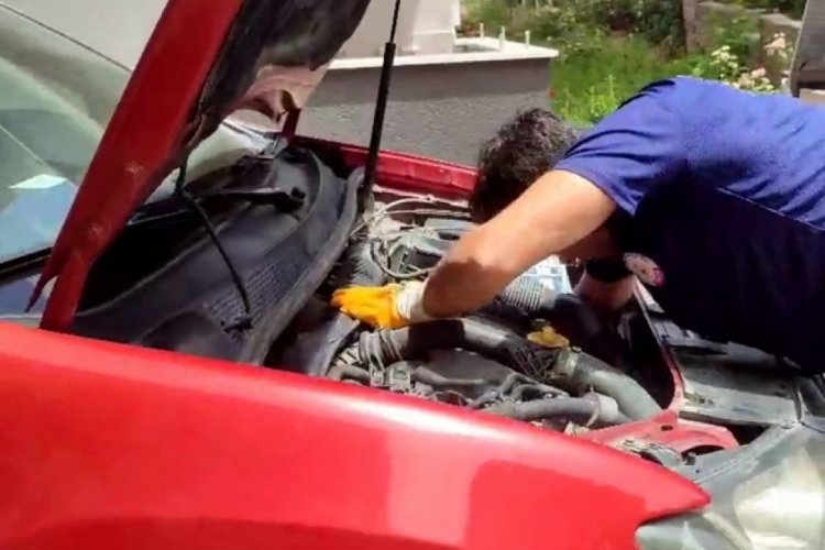Araç motorundan çıkan sürpriz yüzleri gülümsetti