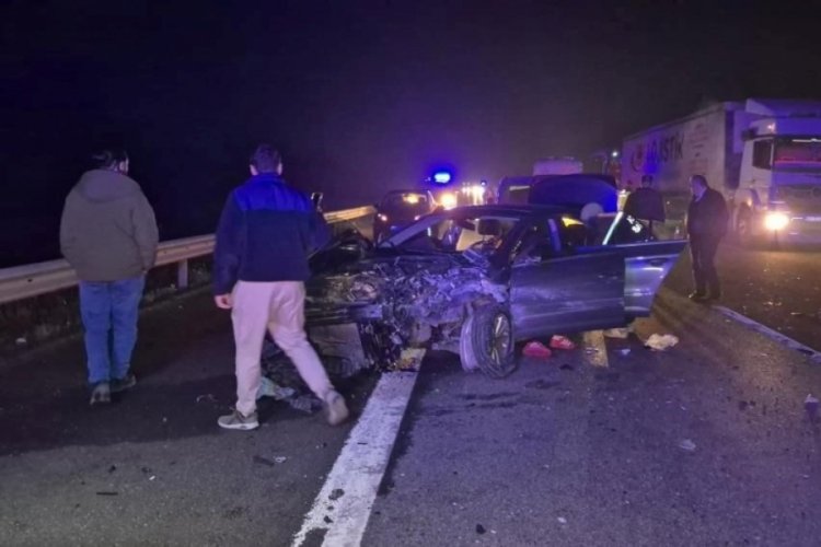 İstanbul yolunda feci kaza: Hurdaya dönen araçta dört kişi yaralandı