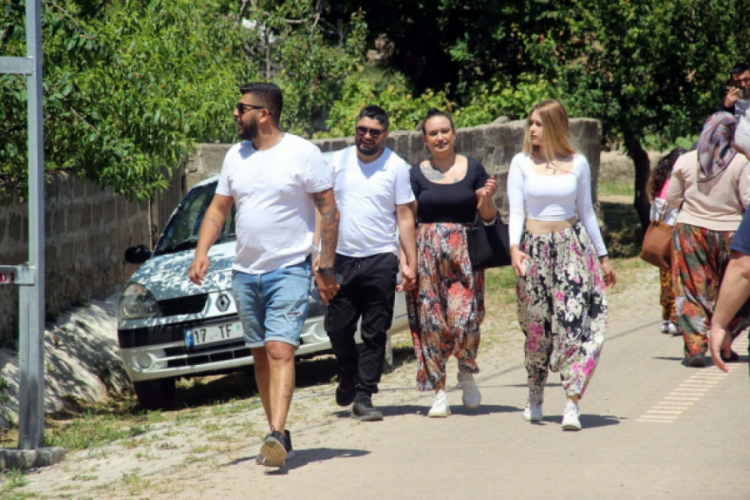 Eş adaylarını bulmak için 1,5 kilometre yürüdüler