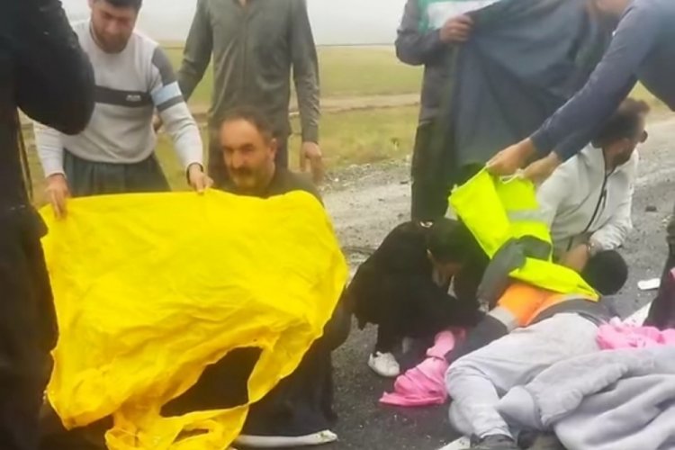 Van-Hakkari karayolunda tır devrildi: 2 yaralı