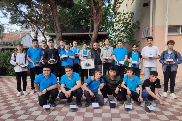 Karacabey'de lise öğrencilerinden şehit annelerine ziyaret