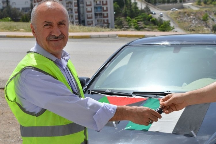 Filistinlilere destek için otomobilini bağışladı