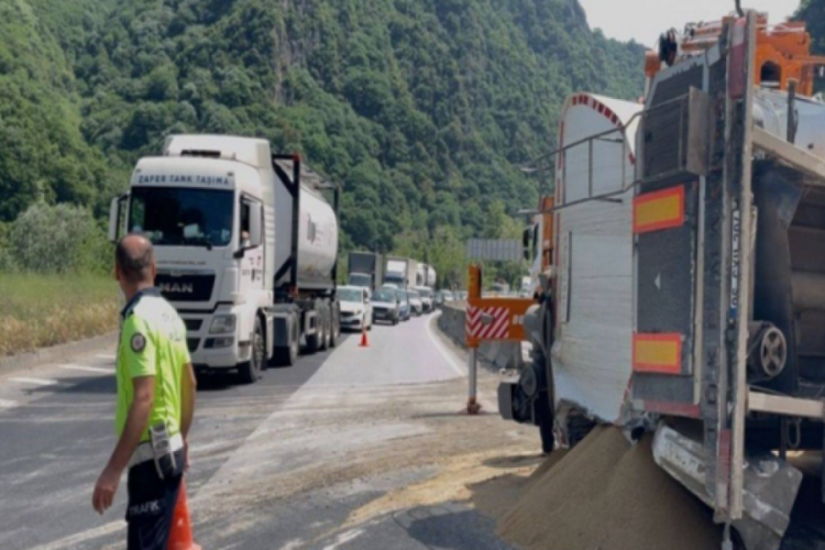 Yem yüklü TIR devrildi! Sakarya- Bilecik kara yolunu ulaşıma kapandı