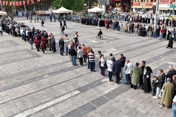 Bedava olunca kuyruk metrelerce uzadı! Saatler öncesinden geldiler