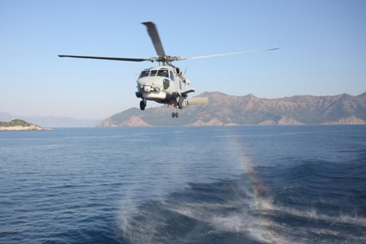 Deniz Kuvvetleri'ne ait helikopter denize acil iniş yaptı!