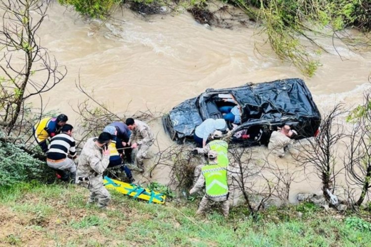 Otomobil dereye uçtu aynı aileden 1 çocuk öldü, 4 kişi yaralandı