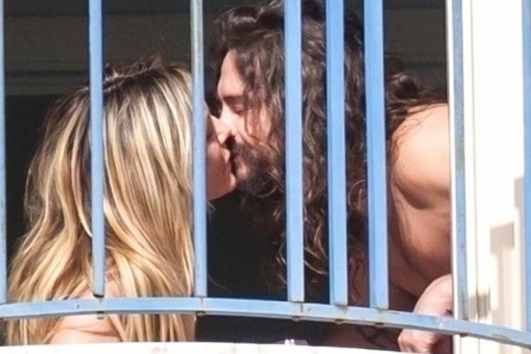Heidi Klum ile eşi Tom Kaulitz balkonda aşka geldi
