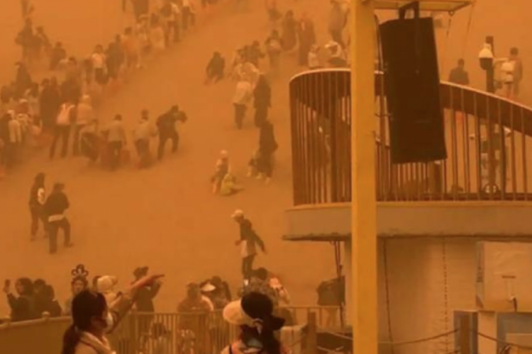 Çin'de kum fırtınası: 10 bin kişi tahliye edildi