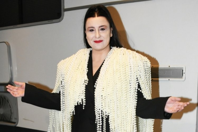 Yasemin Sakallıoğlu'ndan 100'üncü gösteriye özel 12 kiloluk kostüm