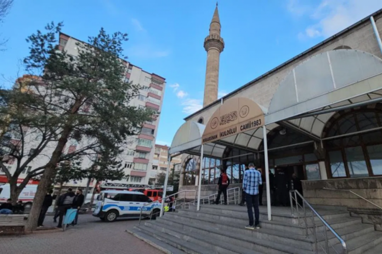 Cami minaresine çıkıp intihara kalkıştı