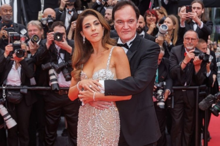 Quentin Tarantino eşi Daniella Pick ile Cannes açılışında aşka geldi