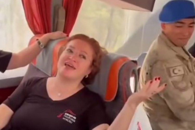 Kontrol için durdurulan otobüste şenlik havası! Jandarmaya konser verdiler