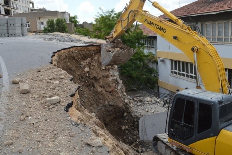 Yeni açılan yol ve istinat duvarı okulun bahçesine çöktü