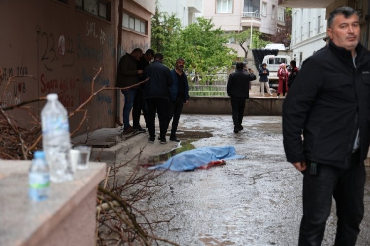 Balkondan düşen kadın hayatını kaybetti