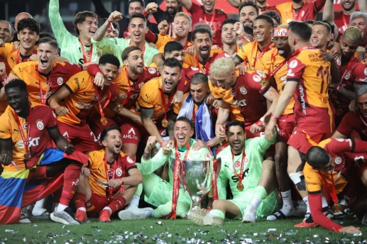 Galatasaraylı oyuncular Türkiye Kupası'nı kaldırdı, coşku zirveye ulaştı