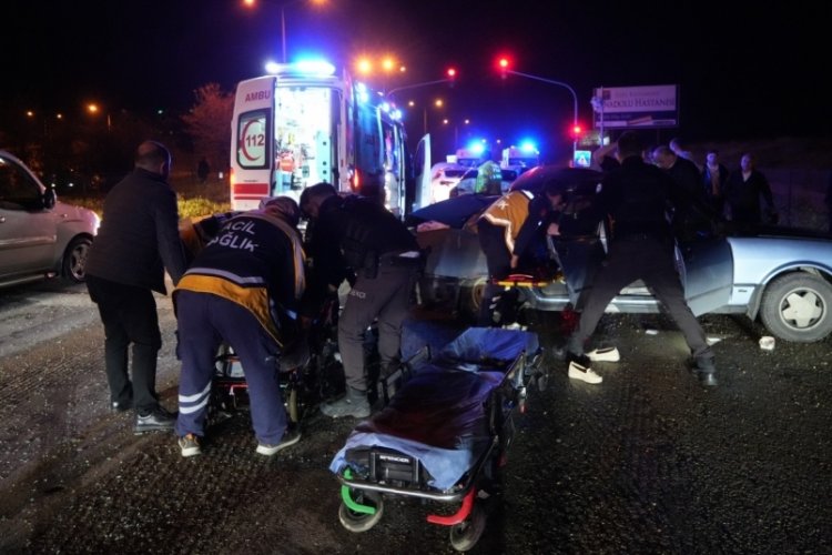 Kontrolden çıkan otomobil, kırmızı ışıkta bekleyen araçlara çarptı: 9 yaralı
