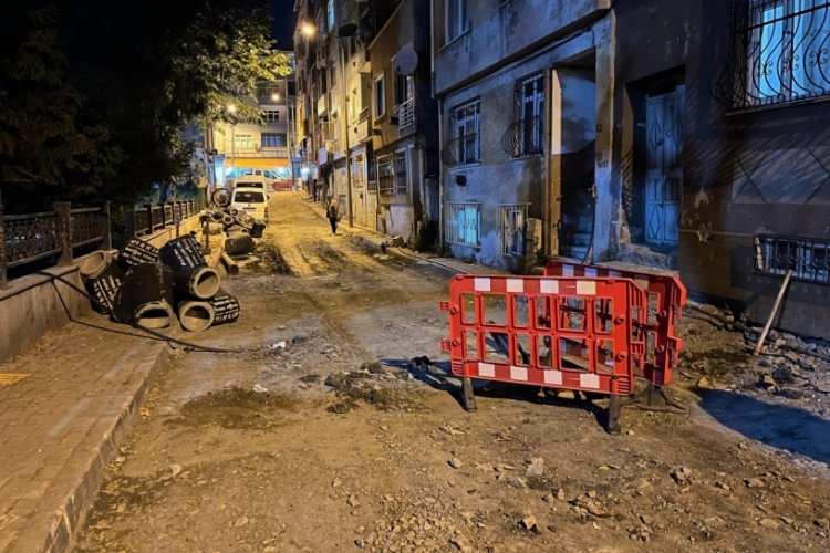 Altyapı çalışması yapılan sokakta rögar kapağı patladı