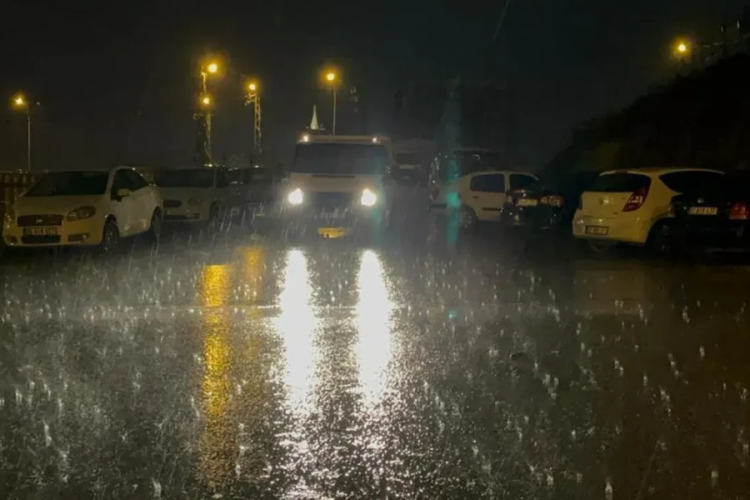 Dolu vurdu! Yollar göle döndü, hayatı felç etti