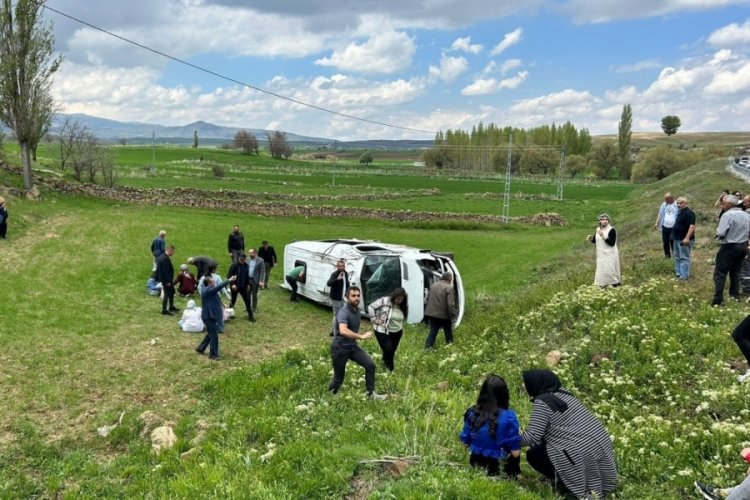 Öğrenci servisi devrildi: 15 öğrenci yaralı