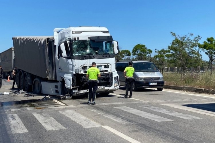 Bursa'da ana yol üzerinde maddi hasarlı kaza!