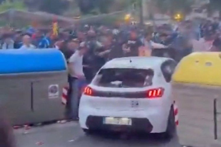 Ne yaptığını kimse anlamadı! Aracıyla taraftarların arasına daldı: 13 yaralı