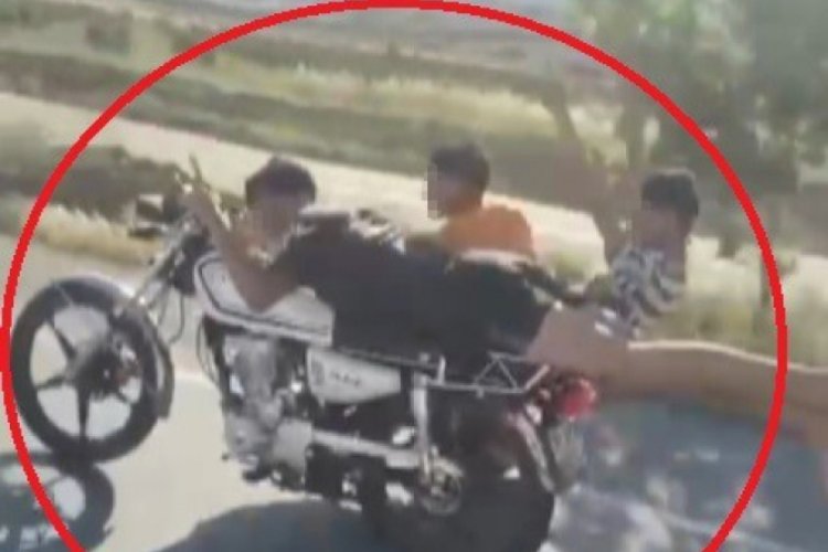 Motosikleti yatarak sürdü! Tehlikeli akrobasi kamerada...