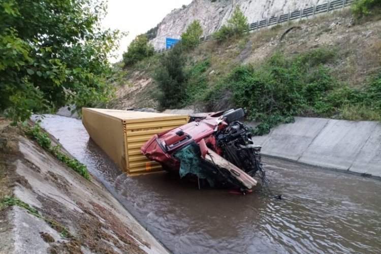 Bilecik'te tır dereye uçtu! 1 Ölü
