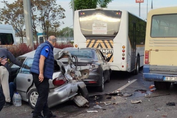İşçi servisi kırmızı ışıkta bekleyen araçlara çarptı: 14 yaralı